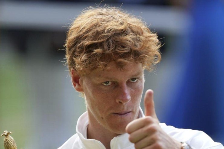 Jannik Sinner fa cenni di approvazione al suo angolo