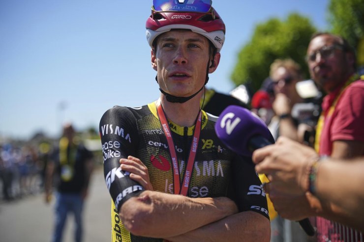 Jonas Vingegaard intervistato prima di una tappa al Tour