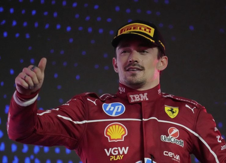 Charles Leclerc esulta sul podio