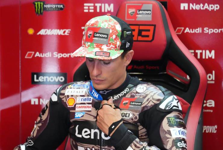 Marc Marquez consulta i dati nel suo box