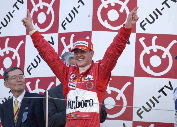 Michael Schumacher esulta dopo aver vinto un Gp