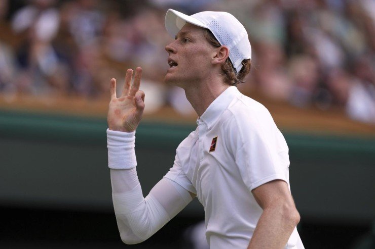 Jannik Sinner parla col suo angolo a Wimbledon