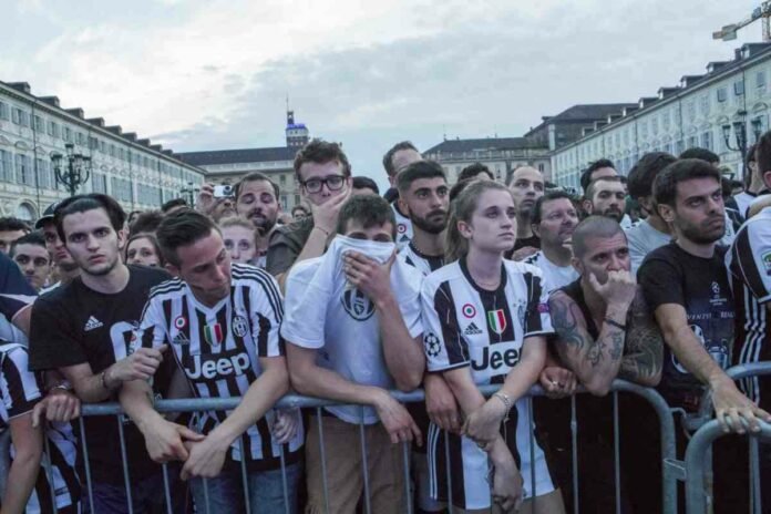 Tifosi della Juve in lacrime