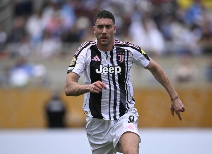 Dusan Vlahovic rincorre un pallone