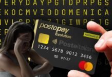 PostePay e BancoPosta, l’addio scuote i clienti: cosa succede carta postepay e donna triste