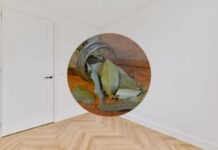 stanza vuota e foglie di alloro