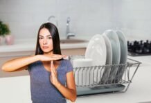 Il classico scolapiatti non è più di moda: con questa alternativa guadagni spazio ed è anche più igienica donna che dice stop al classico scolapiatti