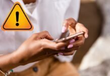 mani di donna con smartphone e segnale attenzione