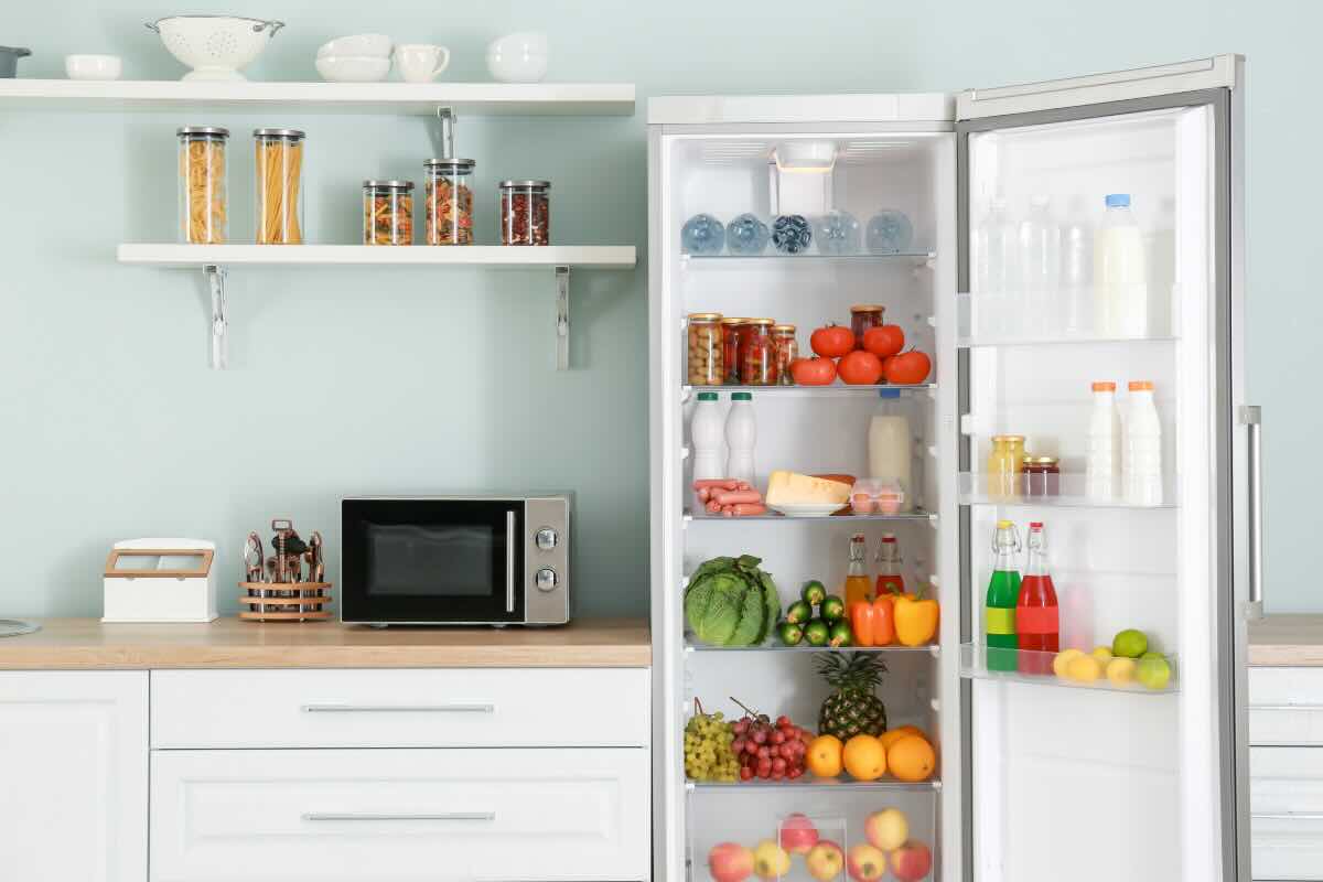 frigorifero aperto e mobile cucina 