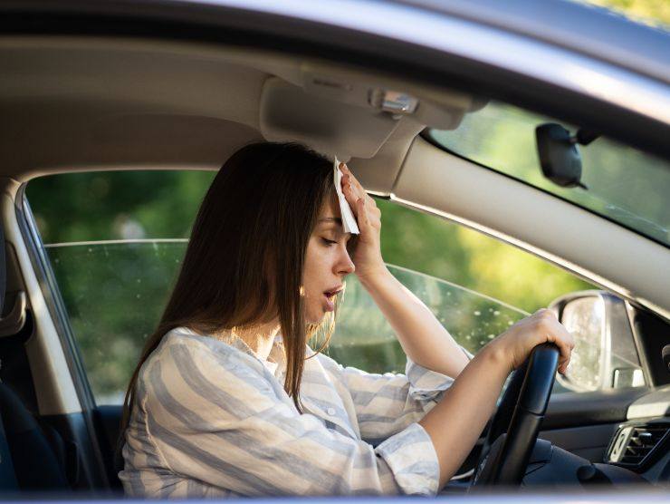 donna in auto che sente caldo