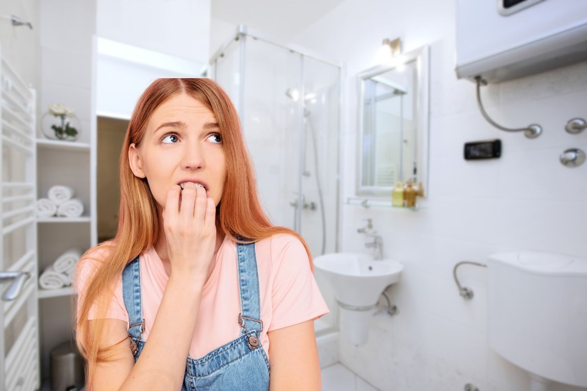 bagno e donna preoccupata