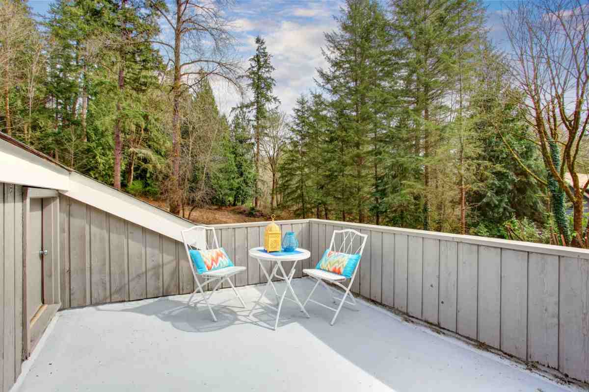 balcone arredato solo con sedie e tavolino