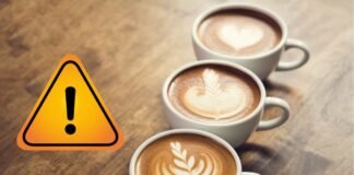 tre tazze di caffè e segnale pericolo