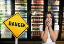 È allarme, non bere mai più questa bevanda: rischi un tumore alla cavità orale frigorifero con bevande, segnale pericolo, donna spaventata