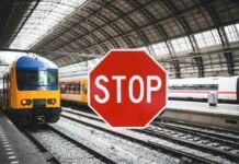 binari con treno e segnale stop