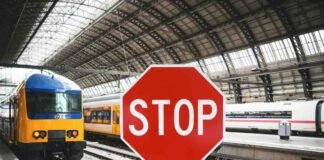 binari con treno e segnale stop