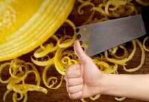 Che fai, getti ancora le bucce dei limoni? Non farlo, in casa diventano oro bucce di limoni e mano che fa ok
