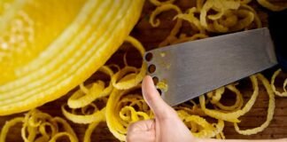 bucce di limoni e mano che fa ok