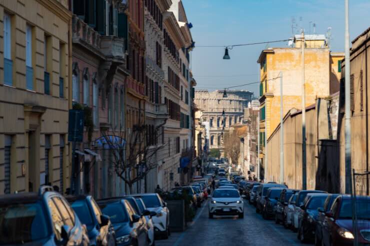 auto in strada roma 