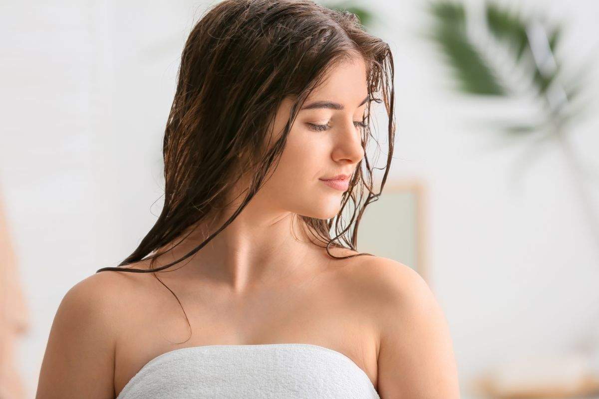 donna in asciugamano