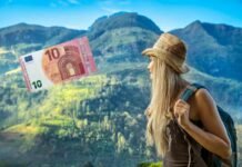 paesaggio con vegetazione, donna con cappello e 10 euro