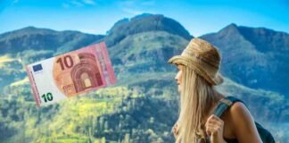 paesaggio con vegetazione, donna con cappello e 10 euro