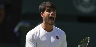 Alcaraz di nuovo numero 1, annuncio ufficiale: Sinner nei guai Carlos Alcaraz esulta a Wimbledon