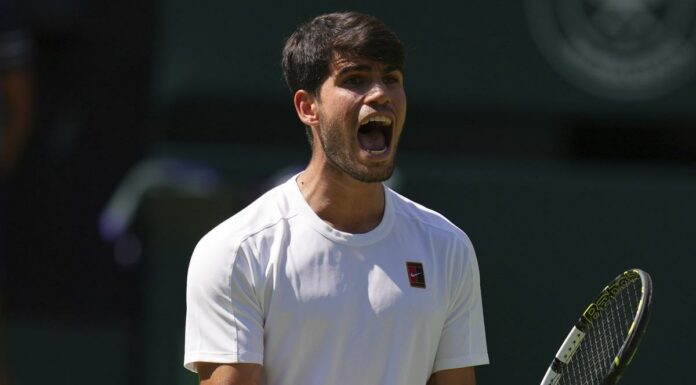 Carlos Alcaraz esulta a Wimbledon