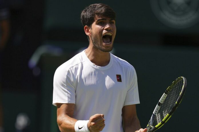 Carlos Alcaraz esulta a Wimbledon