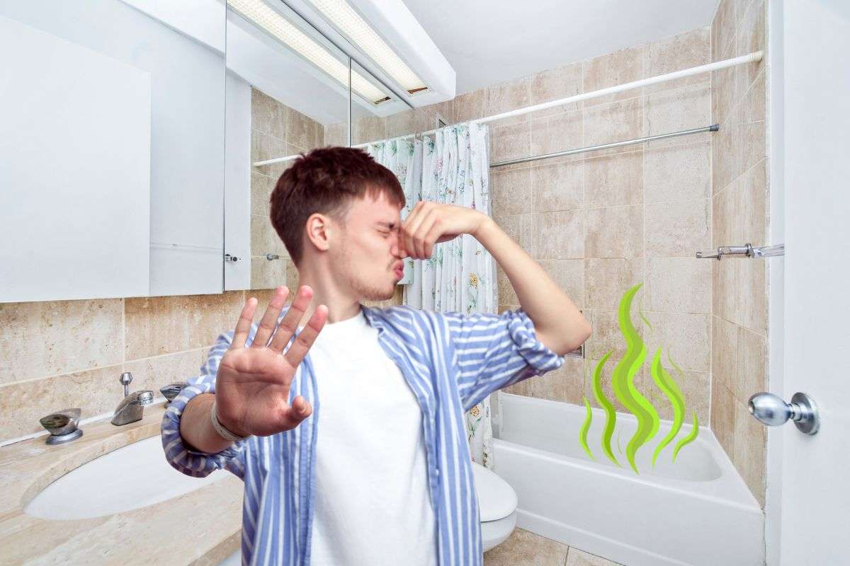 ragazzo che si tappa il naso e bagno con cattivo odore