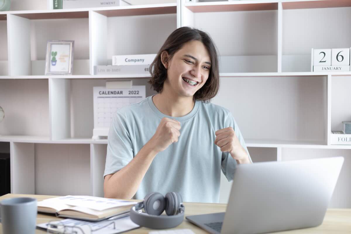 ragazzo felice al pc