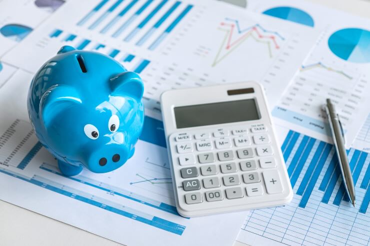 calcolatrice, salvadanaio porcellino, penna