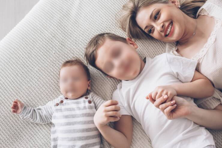 mamma con due bimbi sul letto