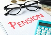 Ora puoi andare in pensione prima e recuperare tantissimi contributi: come fare foglio con scritta pensione, calcolatrice, occhiali da vista