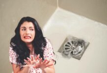Capelli incastrati nello scarico della doccia? Prova questo metodo e li elimini senza difficoltà donna disgustata e capelli nello scarico della doccia