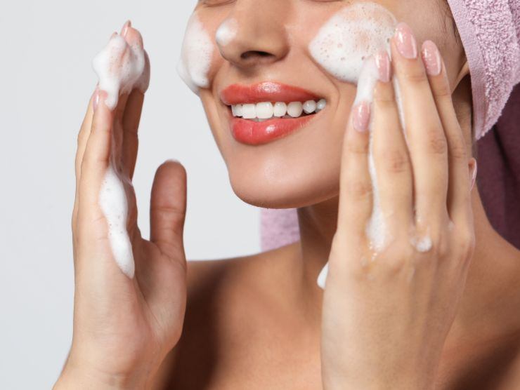 donna che mette crema sul viso