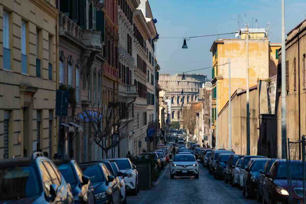 strade di roma con auto 