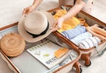 donna che prepara valigia