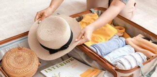 donna che prepara valigia