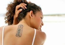 Tatuaggi e sole, gli errori da evitare per non rischiare di rovinarli al mare o in piscina donna al mare con tatuaggio