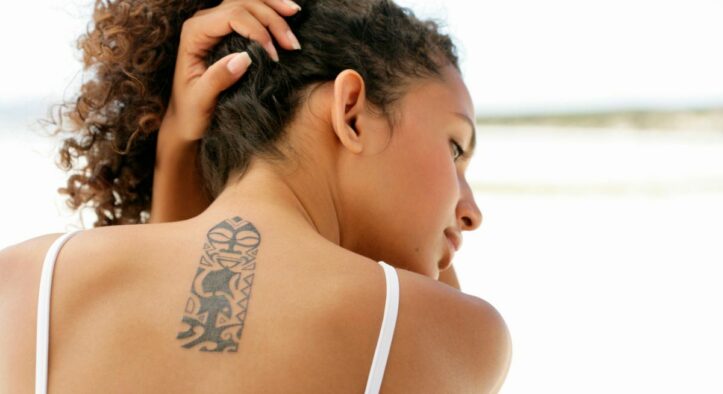 Tatuaggi e sole, gli errori da evitare per non rischiare di rovinarli al mare o in piscina