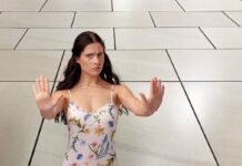 donna che dice stop e pavimento con fughe nere