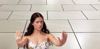 donna che dice stop e pavimento con fughe nere