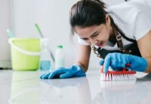 donna che pulisce paviento