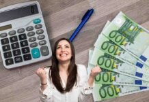 banconote 100 euro, penna, calcolatrice, donna felice