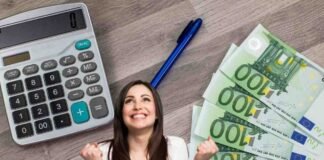 banconote 100 euro, penna, calcolatrice, donna felice