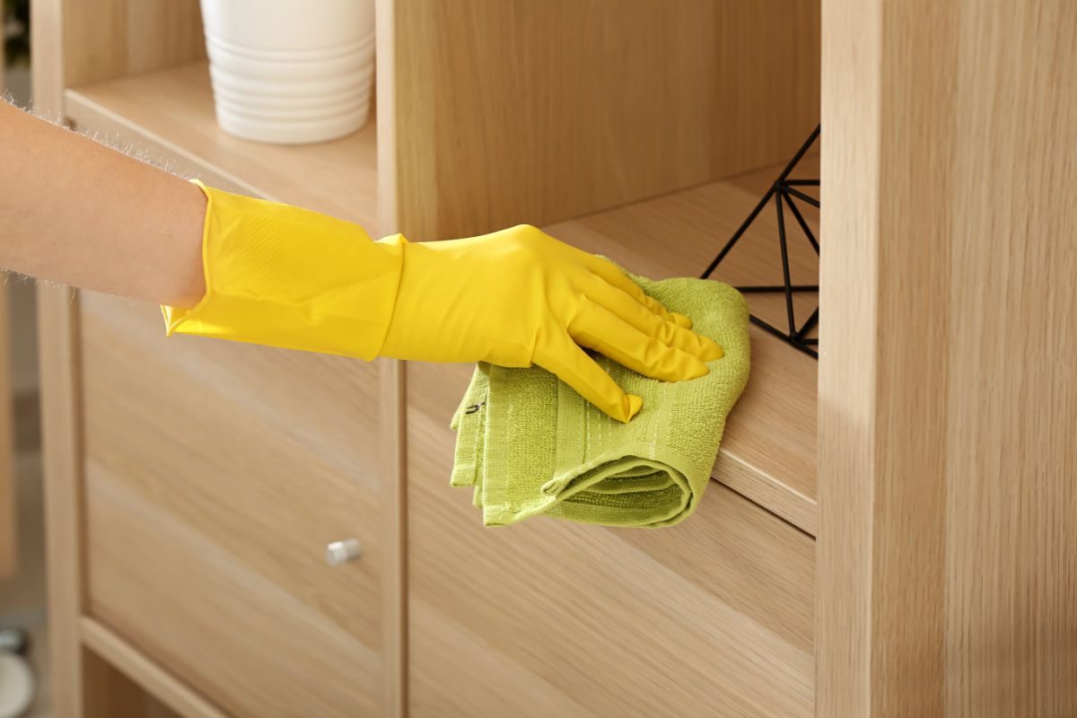 persona che spolvera