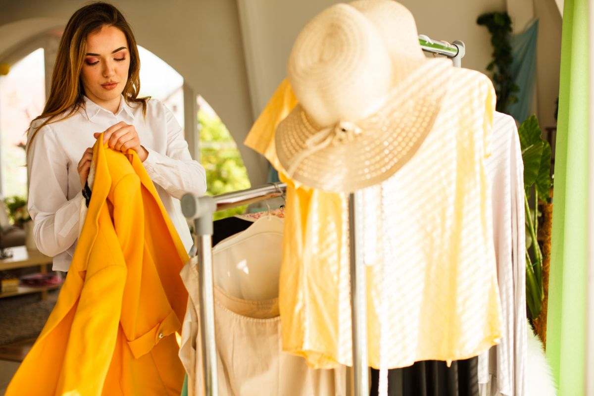 donna che sta scegliendo cosa indossare