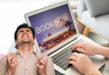 Vacanze rovinate, c’è un sito che ti svuota il conto corrente: evitate di prenotare mani su pc per prenotazione e uomo arrabbiato