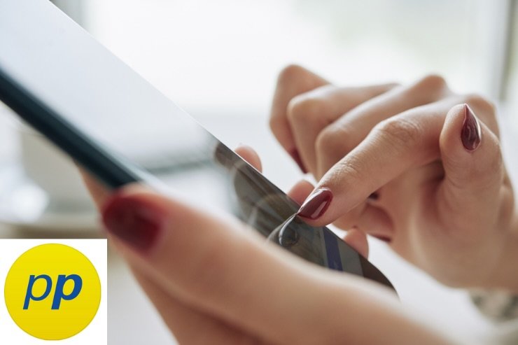 donna allo smartphone e logo postepay